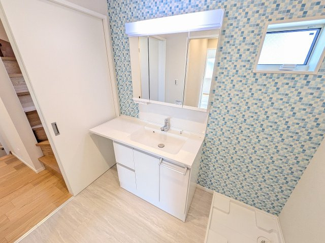 八王子市　中野上町　新築一戸建ての独立洗面台|～ワイドカウンタ―付きの独立洗面台　並んでの身支度もしやすいです～