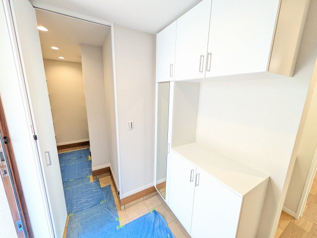 八王子市　中野上町　新築一戸建ての玄関|～大容量収納可能なシューズインクローク～