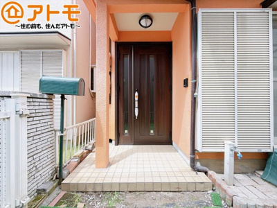 【玄関】 | 駿河区下川原四丁目1期　中古戸建 | 落ち着いた色合いの玄関はダブルロックで防犯性に優れた仕様になっています♪