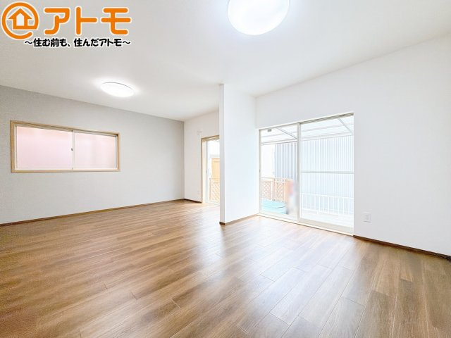 【居間・リビング】 | 駿河区下川原四丁目1期　中古戸建 | 日当たりのよいリビングは、一年を通してぽかぽかとしています。家族が自然と集まる空間になりそうですね♪