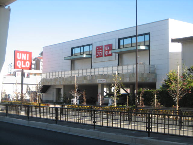 ユニクロ足立入谷店まで946m