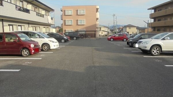 ライオンズ左右木の駐車場