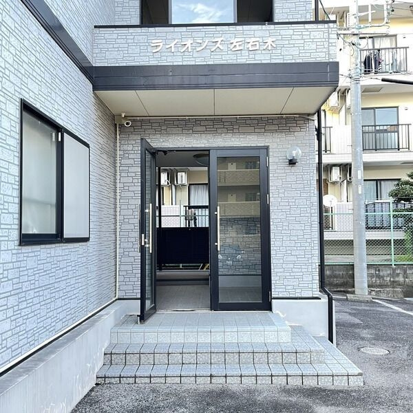 ライオンズ左右木のエントランス