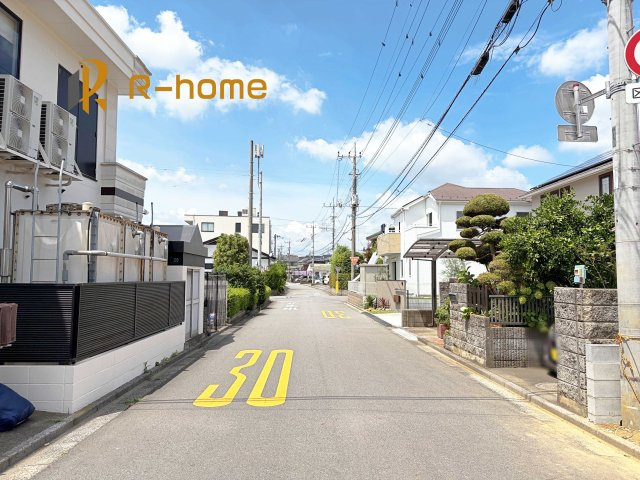 守谷市松ケ丘7期　新築戸建て　1号棟の前面道路含む現地写真|『今から見たい！』大歓迎です♪
お気軽にＲ－ｈomeまでお問い合わせください。