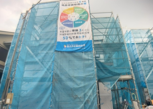 【バルコニー】 | バルコニーは、室外の専用スペースのうち、「屋根がなく開放された空間」であるものを指します。ベランダより広いタイプのものが多く、日当たりもよいため家庭菜園などを楽しみたい人にとって適した環境となります。