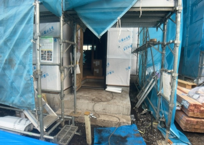 【玄関】 | 玄関は家の顔でもあり、家族以外の目にも止まる場所です。玄関は外との間を仕切る扉、靴などをしまっておく収納スペース、靴脱ぎのたたきスペース、来客とのやり取りをするドアホンなど複数のアイテムからなります。