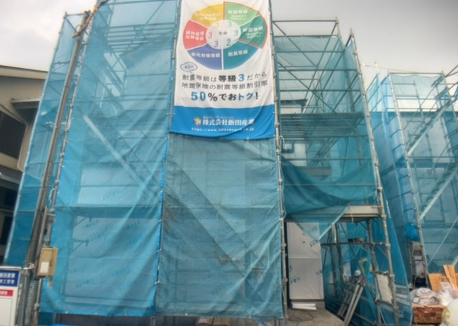 【構造・工法・仕様】 | 木造住宅とは土台、壁、柱など建築物の強度を支える構造体の材に木が使用されている構造を指します。構造体は建物の自重を支えるだけではなく風圧や水圧、積裁荷重などあらゆる衝撃に耐えるための基礎です。