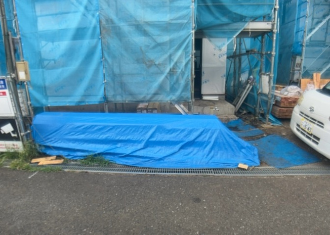 【構造・工法・仕様】 | ベタ基礎とは、柱の位置に関係なく全体に基礎がある事を指し、面積が大きい分建物の重さを全体に分散できます。また、地面からの湿気や害虫を遮断でき、木造住宅で心配されるシロアリ被害を防ぐ効果も期待できます。