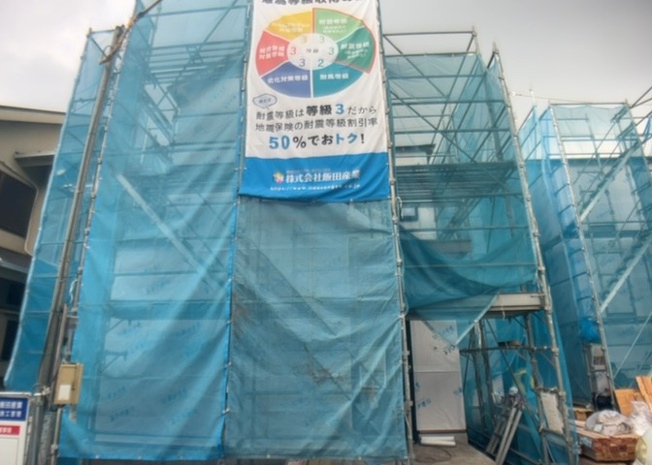 【外観】 | 現地に行くなら、物件の周囲の地形がどうなっているかを見ることも大切です。周辺より低くなっている土地では、大雨などで水が集まりやすいため、地盤が弱くなっているということも考えられるため、注意が必要です。