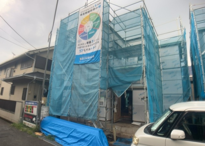 【前面道路含む現地写真】 | 道幅が狭い場所は比較的土地の値段が低いことが多く、また交通量が少ないため騒音が少なく静かな環境で過ごせます。また、小さいお子様がいるご家庭も安心です。一方で車の駐車が難しいというデメリットもあります。