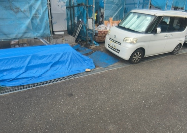 【駐車場】 | 車一台あたりに必要なスペースは、標準サイズの普通自動車で横幅2m50cm、長さ5mは必要になります。ただし、乗降のことも考慮して横幅3m30cm、長さ5m50cmほどは確保できるところを選びましょう。