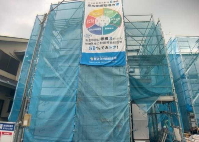 【外観】 | 現在は上棟となっています。現地をご見学に行く際は、道路の幅や周辺の交通量、施設などをご確認頂くことをおすすめします！ある程度イメージをつけたいという場合は、同売主の施工事例や完成パースもお見せします。
