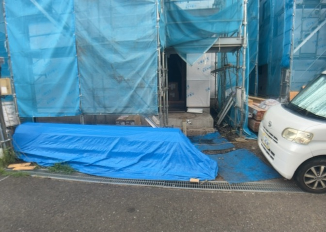 【セキュリティ】 | モニターで来訪者を確認して、目的が分からない場合はインターホンを通じて室内から会話することができます。怪しいと感じた場合はインターホン越しにお帰りいただくことができるので、直接会うことがなく安全です。