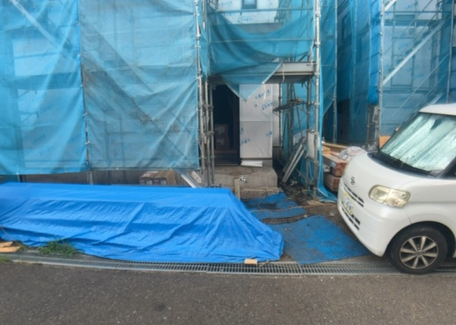 【玄関】 | 玄関は、狭すぎると複数人で使いにくく、広すぎても無駄な空間になりがちです。最低2畳を目安にして、家の広さとの兼ね合いや家族の人数を考慮して決めるとよいでしょう。現地を見学して快適な玄関を選びましょう！