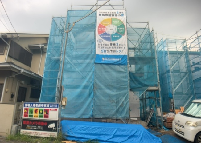【前面道路含む現地写真】 | 住宅用の土地では前面道路に2m以上接していなければならないと法律で定められています。しかし、お持ちの車のサイズやライフスタイルなどにより、2mでは利便が悪い場合もございますので、事前に確認しましょう。