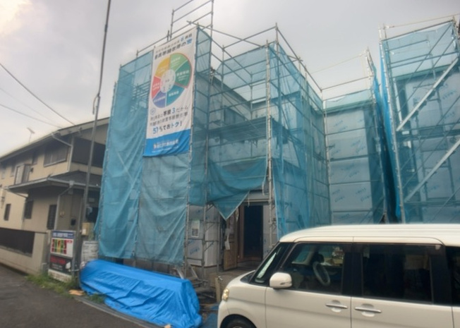 【前面道路含む現地写真】 | お持ちの車種によっては前面道路が広い方が便利でしょう。しかし、前面道路が広ければその分交通量が多くなるため、騒音などが気になる場合があります。実際に現地を見学し、周辺交通量や騒音などを確認しましょう！