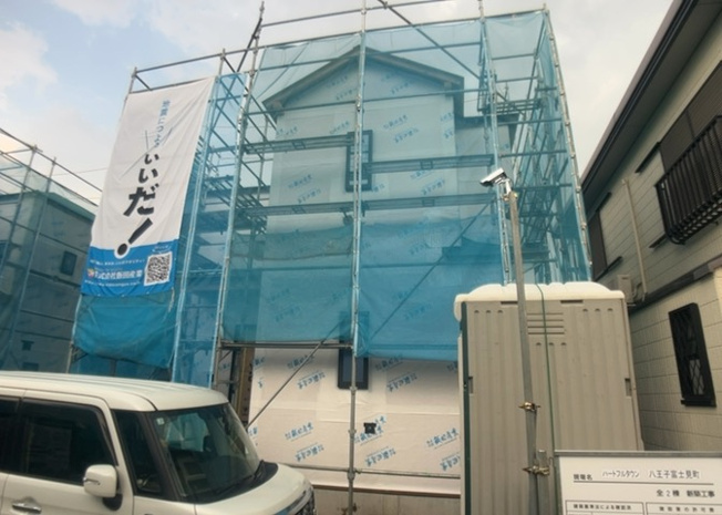 【バルコニー】 | バルコニーは、室外の専用スペースのうち、「屋根がなく開放された空間」であるものを指します。ベランダより広いタイプのものが多く、日当たりもよいため家庭菜園などを楽しみたい人にとって適した環境となります。