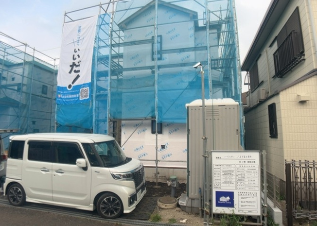 【玄関】 | 玄関は家の顔でもあり、家族以外の目にも止まる場所です。玄関は外との間を仕切る扉、靴などをしまっておく収納スペース、靴脱ぎのたたきスペース、来客とのやり取りをするドアホンなど複数のアイテムからなります。