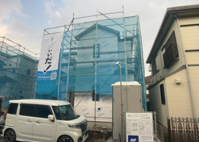 【構造・工法・仕様】 | ベタ基礎とは、柱の位置に関係なく全体に基礎がある事を指し、面積が大きい分建物の重さを全体に分散できます。また、地面からの湿気や害虫を遮断でき、木造住宅で心配されるシロアリ被害を防ぐ効果も期待できます。