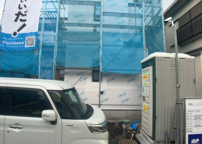 【前面道路含む現地写真】 | 道幅が狭い場所は比較的土地の値段が低いことが多く、また交通量が少ないため騒音が少なく静かな環境で過ごせます。また、小さいお子様がいるご家庭も安心です。一方で車の駐車が難しいというデメリットもあります。