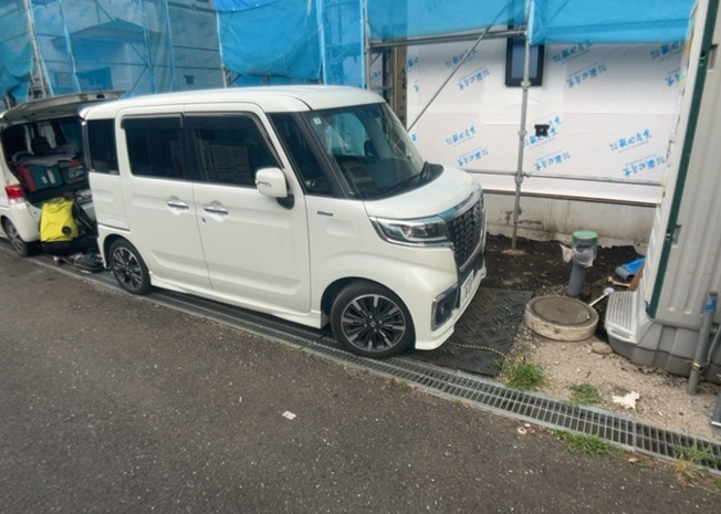 【駐車場】 | 車一台あたりに必要なスペースは、標準サイズの普通自動車で横幅2m50cm、長さ5mは必要になります。ただし、乗降のことも考慮して横幅3m30cm、長さ5m50cmほどは確保できるところを選びましょう。