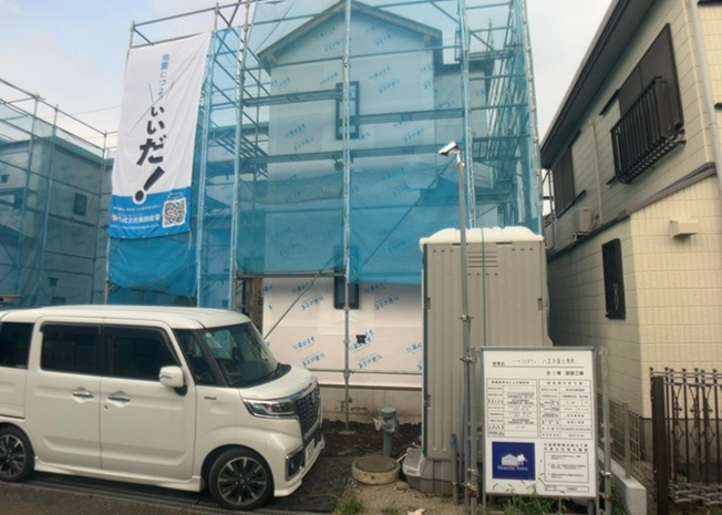 【冷暖房・空調設備】 | 基礎パッキング工法とは、床下の換気確保のため基礎と土台の間に緩衝材を挟み込む工法です。土台の下に数十センチの間隔で設置されるため、全体的な隙間が生まれます。床下換気口に比べて高い通気性が確保されます。