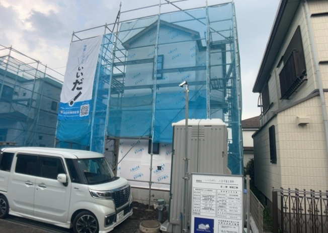 【前面道路含む現地写真】 | 住宅用の土地では前面道路に2m以上接していなければならないと法律で定められています。しかし、お持ちの車のサイズやライフスタイルなどにより、2mでは利便が悪い場合もございますので、事前に確認しましょう。