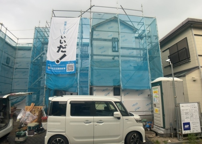 【前面道路含む現地写真】 | お持ちの車種によっては前面道路が広い方が便利でしょう。しかし、前面道路が広ければその分交通量が多くなるため、騒音などが気になる場合があります。実際に現地を見学し、周辺交通量や騒音などを確認しましょう！