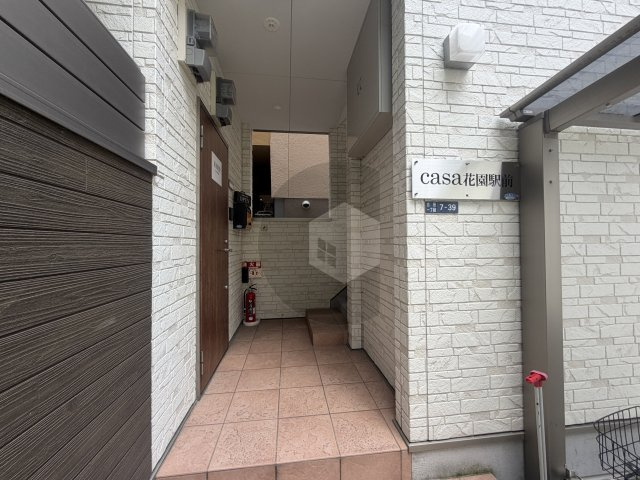 casa花園駅前のエントランス