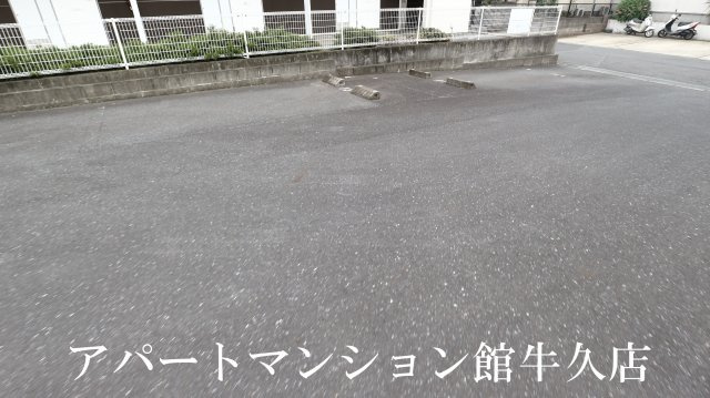 クレールつくばの駐車場