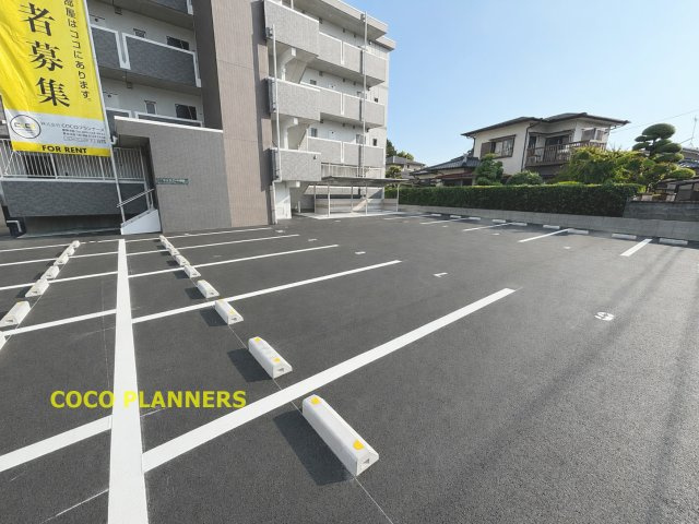 リュミエール龍田の駐車場