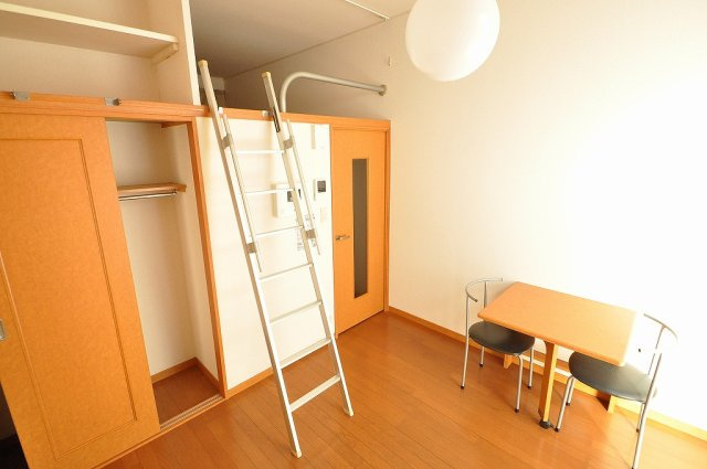 レオパレスニュー北府の内装|収納スペースもしっかり付いています。
