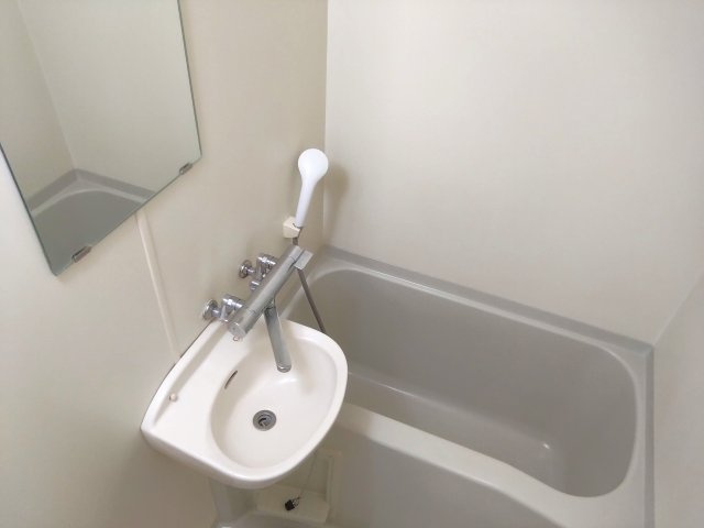 レオパレス燕良の浴室|お風呂で日々の疲れを落としましょう