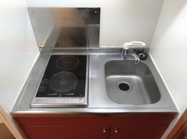 レオパレスＳＯＬＵＴＩＯＮＳⅢのキッチン|安心安全の電気コンロ　2口