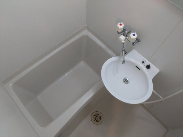 レオパレスＳＯＬＵＴＩＯＮＳⅢの浴室|雨の日に便利な浴室乾燥機能付き♪