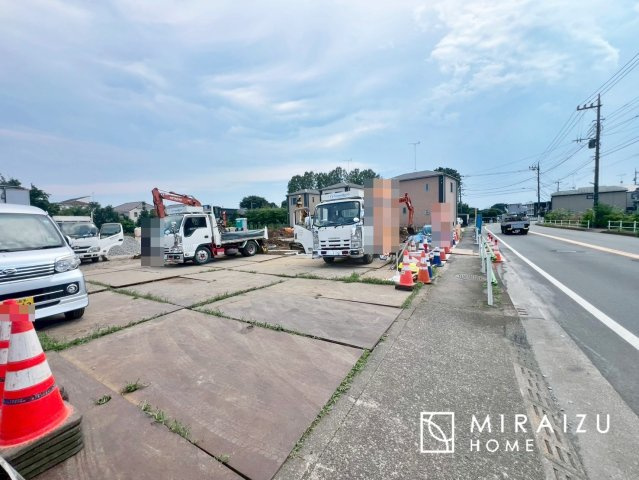 【外観】 | 運転が不安な方も安心な前面道路、きちんと幅員のある道路は女性にも安心です。整備されている道路は気持ちも良いですね♪