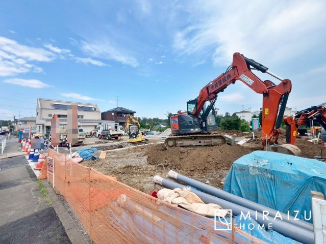 【前面道路含む現地写真】 | お車の運転に自信のない方でも安心かなと思います。とても解放感があり、日当たりも気持ちよさそうです。
