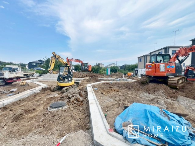 【前面道路含む現地写真】 | 通勤や家族の送迎など、毎日の生活にマイカーが欠かせない方にとって駐車場は大事な条件。敷地内にカースペースがあれば、お出かけやお買い物の際の搬入出も楽々です。