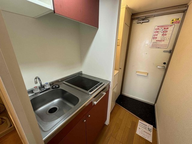 レオパレスやすらぎの玄関|※同タイプ部屋の写真となります（玄関・キッチン）