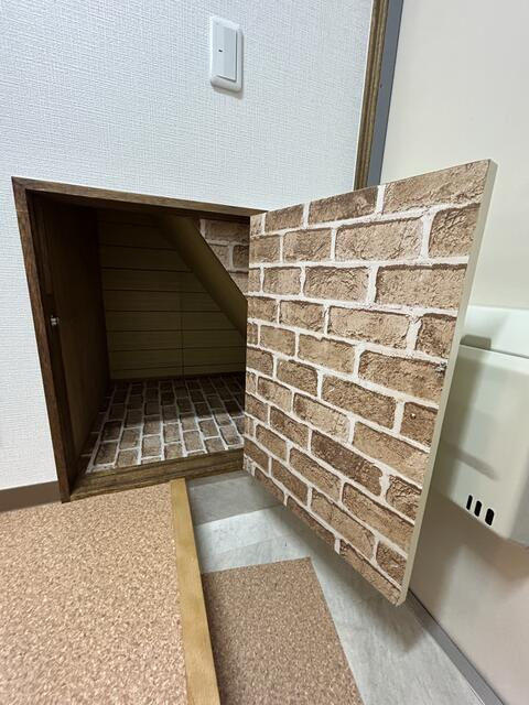 玄関にあります階段下収納です。