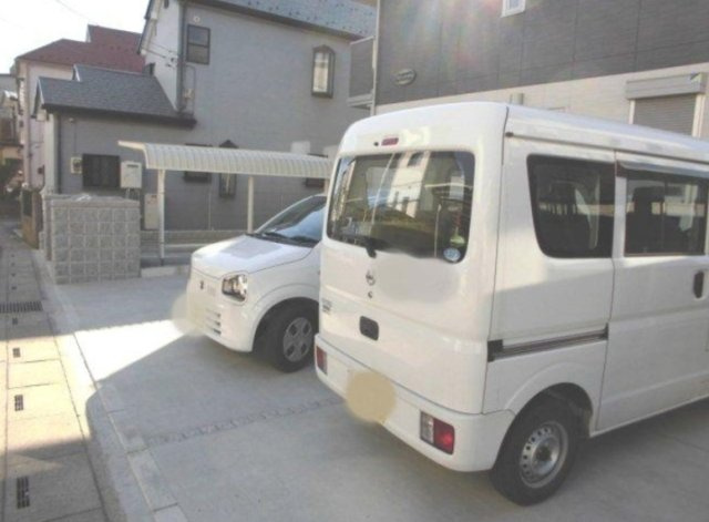 プリムヴェール 弐十参番館の駐車場