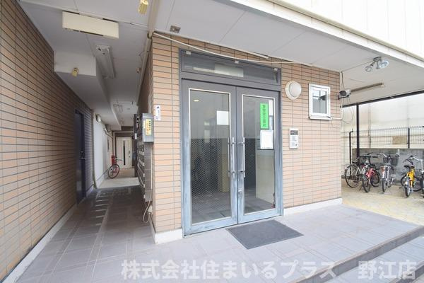 眞柄ビルのエントランス