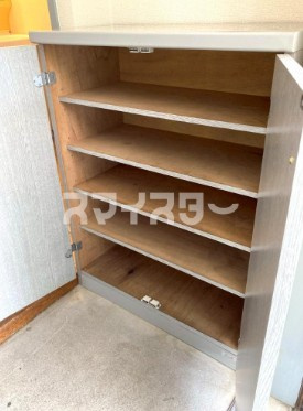八王子市下恩方町のアパートの玄関