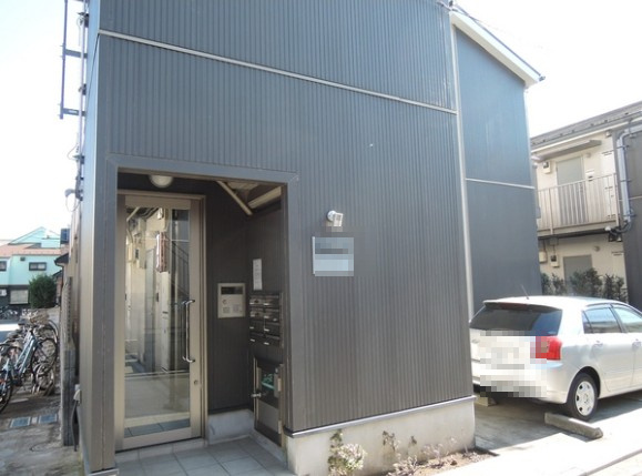 小金井市緑町５丁目のアパートのエントランス
