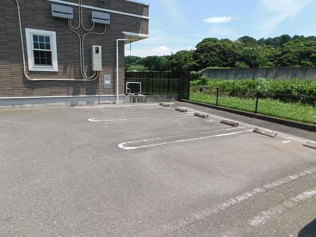 メゾンフィオーレの駐車場