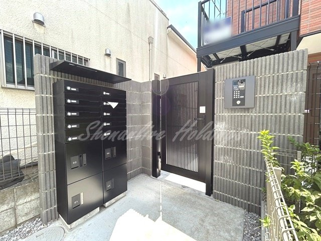 藤沢市鵠沼桜が岡４丁目のアパートのエントランス