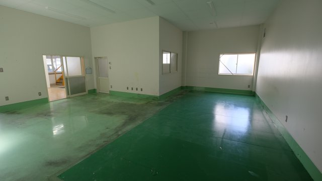 長田２丁目H事務所の内装|1階奥に鉄骨造の作業場あり