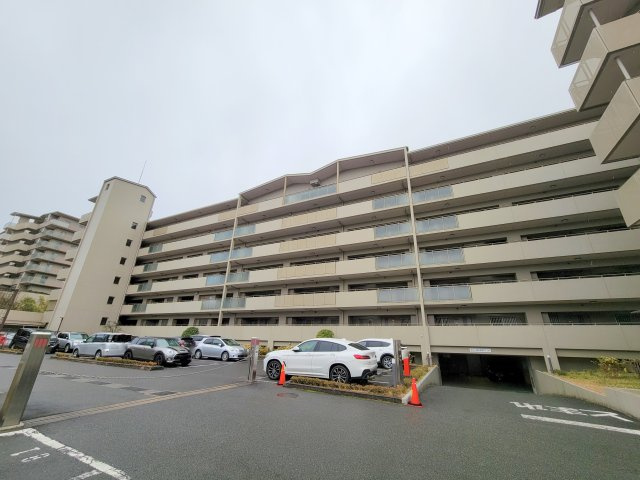 ローレルスクエア登美ヶ丘東館Ⅱの駐車場