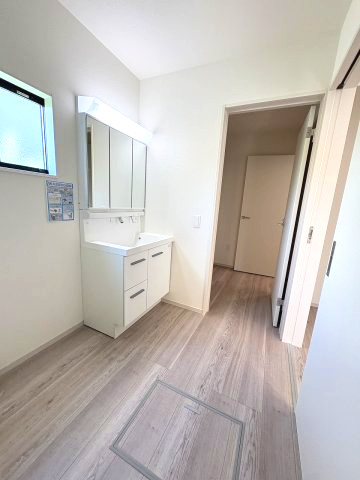 【洗面所】 | 福岡市西区泉3丁目3期　1号棟（全1棟）【仲介手数料無料・0円】 | 施工例。施工例は完成時と異なる場合があります。