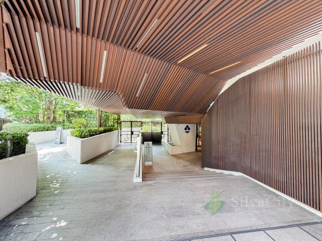 ＴＨＥ　ＣＯＮＯＥ代官山の外観|上質感漂うエントランスが、住まう方や訪れる方を優雅に迎え入れます。洗練されたデザインが、邸宅としての風格を演出します。 